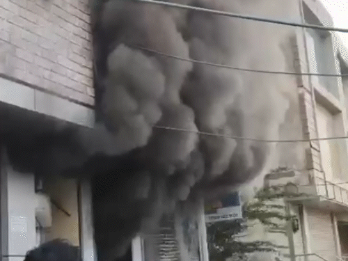 अजमेर के पंचशील स्थित स्टीफन चौराहे पर गुरुवार ऑटो पार्ट्स की दुकान में अचानक भीषण आग लग गई।