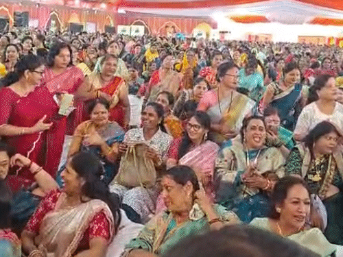 मुख्यमंत्री निवास में आयोजित कार्यक्रम में बड़ी संख्या में लाड़ली बहनें शामिल हुईं।