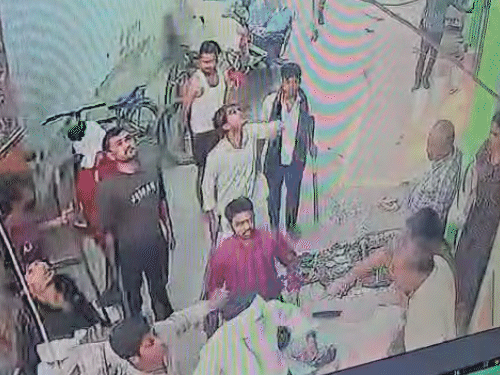 वारदात का सीसीटीवी फुटेज सामने आया है। - Dainik Bhaskar