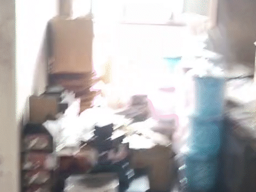 आग फैलने से बेडरूम में रखा पूरा सामान जलकर खाक हो गया।