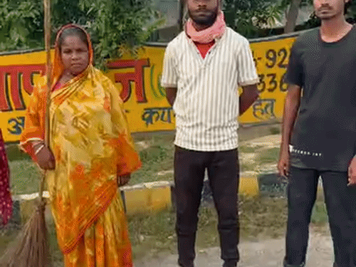 सांसद बृजलाल ने सफाईकर्मियों को खड़ा कर उनसे एक-एक कर नाम और एड्रेस पूछा।