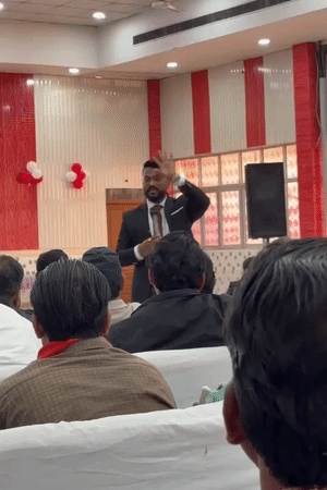 ये तस्वीरें उस सेमिनार की हैं, जिसमें अमित ने लोगों को अमीर बनने का लालच दिया। उन्हें पैसे इन्वेस्ट करने के लिए राजी किया। अमित ने ऐसे कई सेमिनार किए।