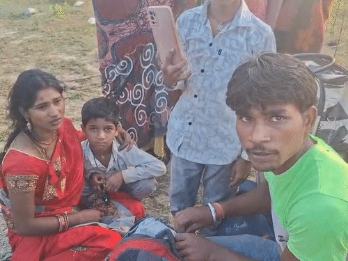 यात्री ने बताया कि उन्होंने 1500 रुपए देकर टिकट लिया था। बस में बैठने की जगह नहीं थी। उनका पूरा परिवार बस में खड़े होकर जयपुर से बिहार जा रहा था।