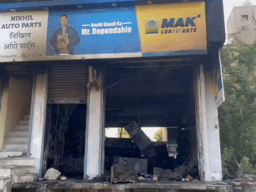 दुकान मालिक के साथ अग्निशमन विभाग की तीन गाड़ियां मौके पर पहुंच गई। आग पर कड़ी मशक्कत कर काबू पाया गया।