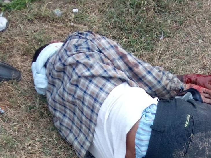 हादसे में बाइक सवार की मौके पर ही मौत हो गई।