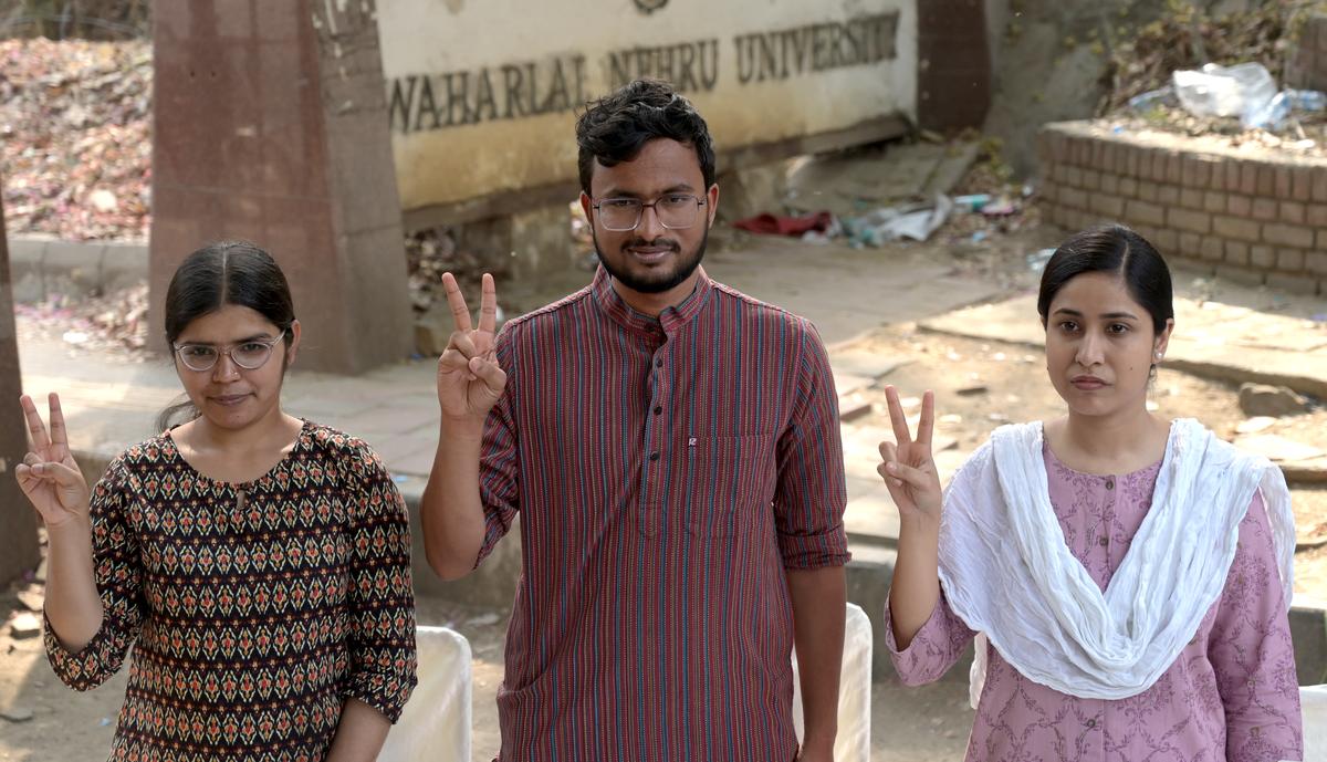 AISA के नीतीश कुमार (बीच में) प्रेसिडेंट, मनीषा (बांए) वाइस प्रेसिडेंट और मुन्तेहा फातिमा (दांए) जॉइंट सेक्रेटरी हैं।