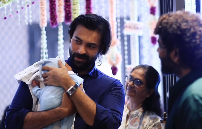 राम चरण के कजिन और एक्टर वरुण तेज भी अपने नवजात बच्चे के साथ सेरेमनी का हिस्सा बने।