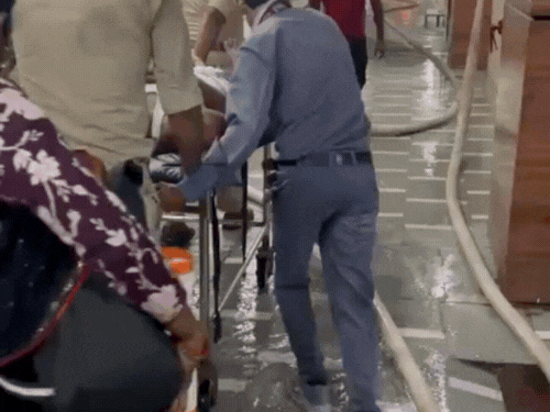 मरीजों को हॉस्पिटल से बाहर निकाला गया, जिससे दिक्कत न हो