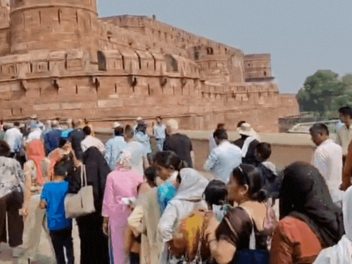 आगरा किला पर विदेशी पर्यटक हुए परेशान:  600 रुपये की है विदेशी पर्यटकों की टिकट, खड़े रहे लाइन में – Agra News