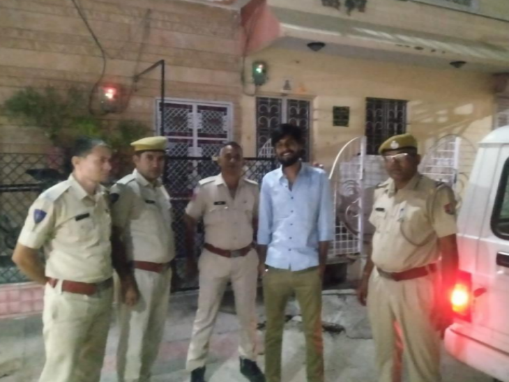 एरिया डोमिनेशन अभियान के दौरान चेकिंग करती पुलिस।