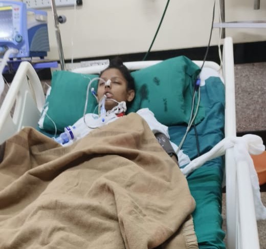 सौम्या की हालत गंभीर है, बॉम्बे हॉस्पिटल में उसका इलाज किया जा रहा है।