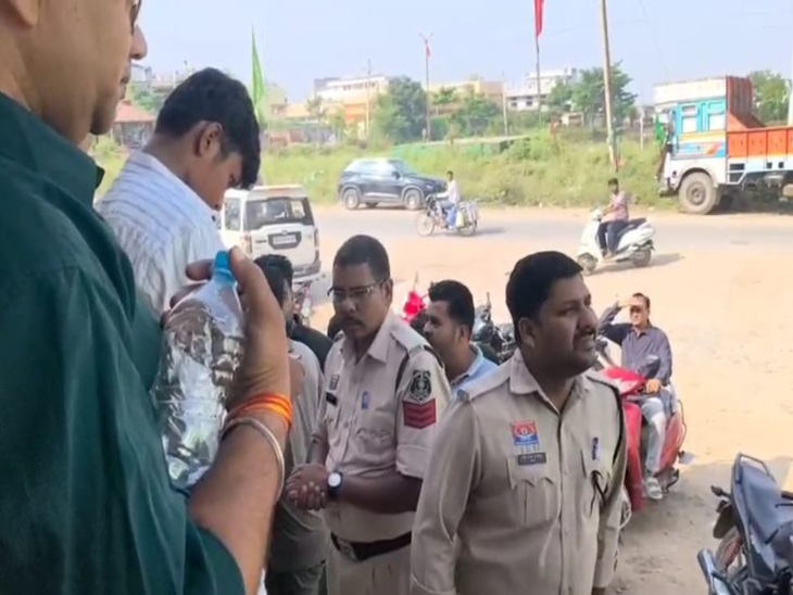 मौके पर जांच करती पुलिस