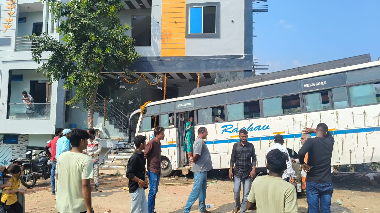 हादसे में कोई जनहानि की सूचना नहीं हैं, सभी घायलों को मामूली चोंटें आई हैं।