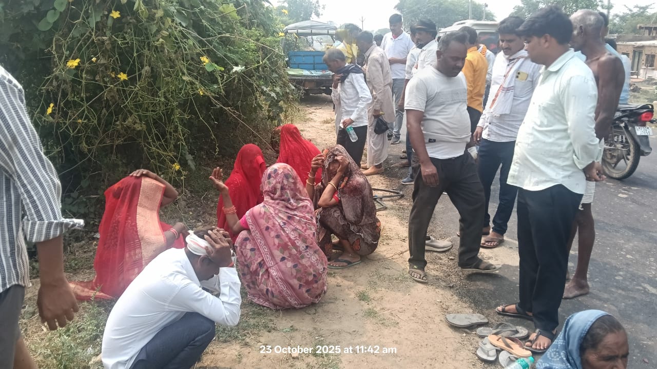 ट्रैक्टर-ट्रॉली पलटने से 18 लोग घायल।