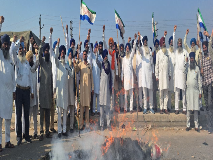 अमृतसर में बिजली बिल के विरोध में उतरे किसान:  केंद्र और पंजाब सरकार का पुतला फूंका, विभाग को निजी हाथों में देने का आरोप – Amritsar News