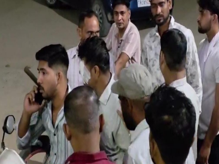 घटना के बाद घायल युवक को अस्पताल लेकर आए।