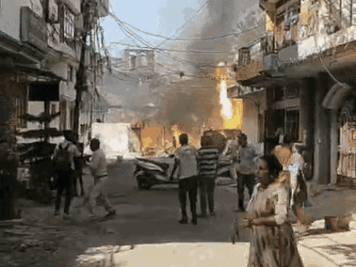 इस बार गर्मी की शुरुआत में लखनऊ की झोपड़ियों की बस्तियों में आग लगी थी। यह तस्वीर अप्रैल में सआदतगंज इलाके की है। यहां 18 झोपड़ियां राख हो गईं।