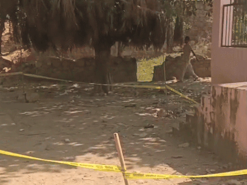 मंदिर के बाहर बैठे संदीप पर बदमाशों ने फायरिंग कर दी।