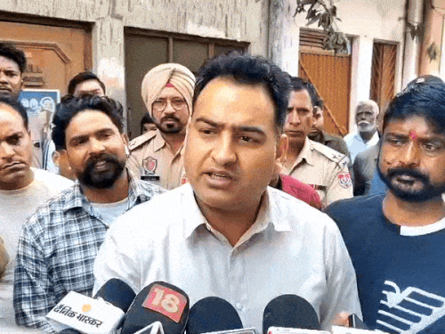 एडीसीपी समीर वर्मा ने मौके पर पहुंचकर एरिया सर्च करने के निर्देश दिए।
