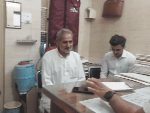 रोहतक में एडवोकेट अशोक कादयान से मिलते मगन के परिजन।