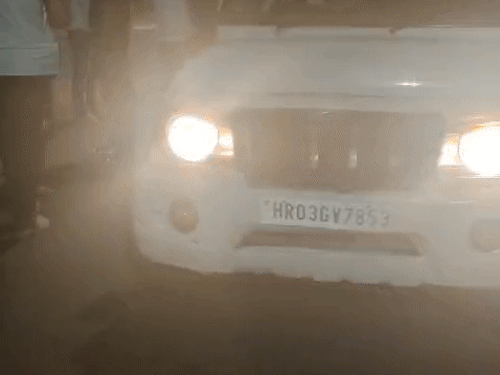 एसएचओ को अपने साथ ले जाती एसीबी की टीम।