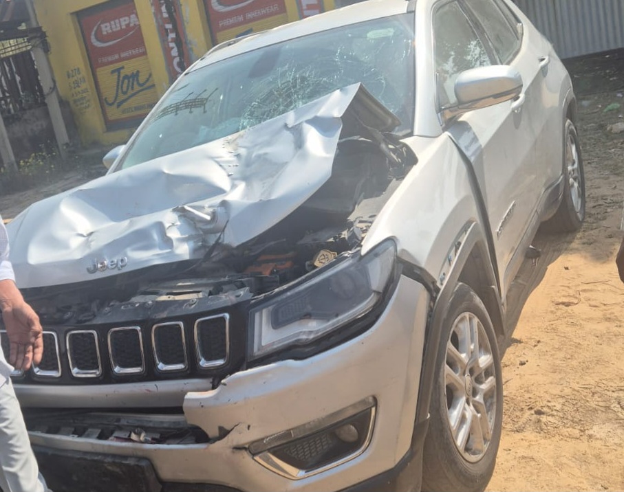 टक्कर इतनी खतरनाक थी कि गाड़ी का भी आगे का हिस्सा क्षतिग्रस्त हो गया।