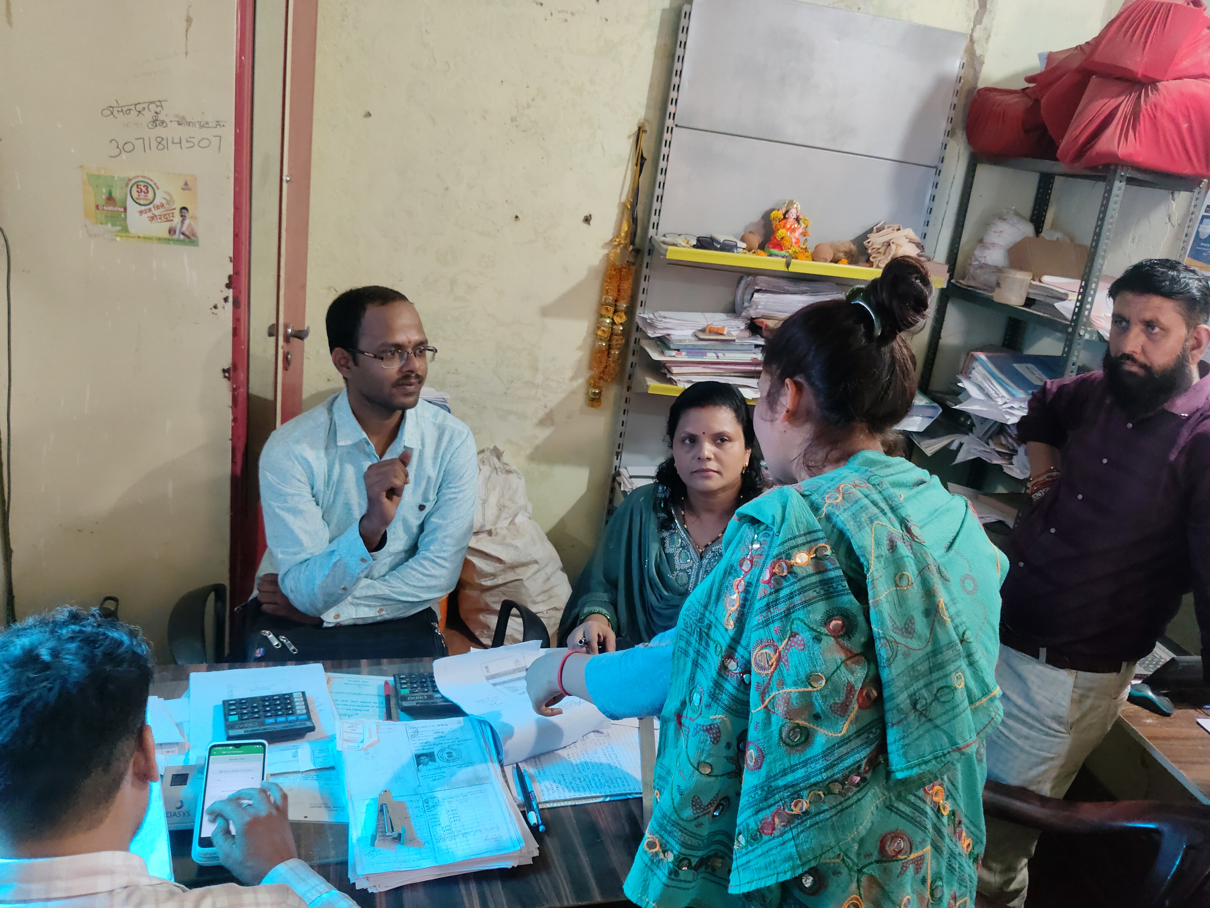 खाद लेने पहुंची युवती ने तहसीलदार से शिकायत की।