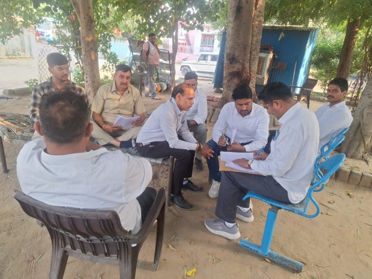 रेड के दौरान कार्रवाई करते हुए मुख्यमंत्री उड़नदस्ता, आरटीए विभाग व खनन विभाग की संयुक्त टीम