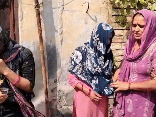 हथलाना गांव में प्रदीप की मौत के बाद विलाप करती महिलाएं।