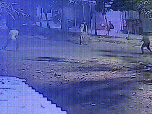 सोसायटी के अन्य बच्चे भी उड़ते पटाखों से बचने की कोशिश करते नजर आए।