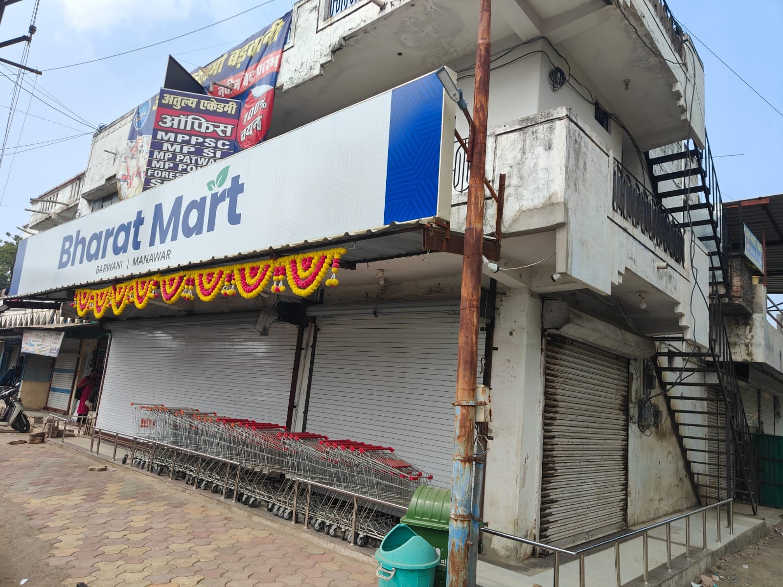 घटना के बाद मार्ट बंद कर दिया गया।