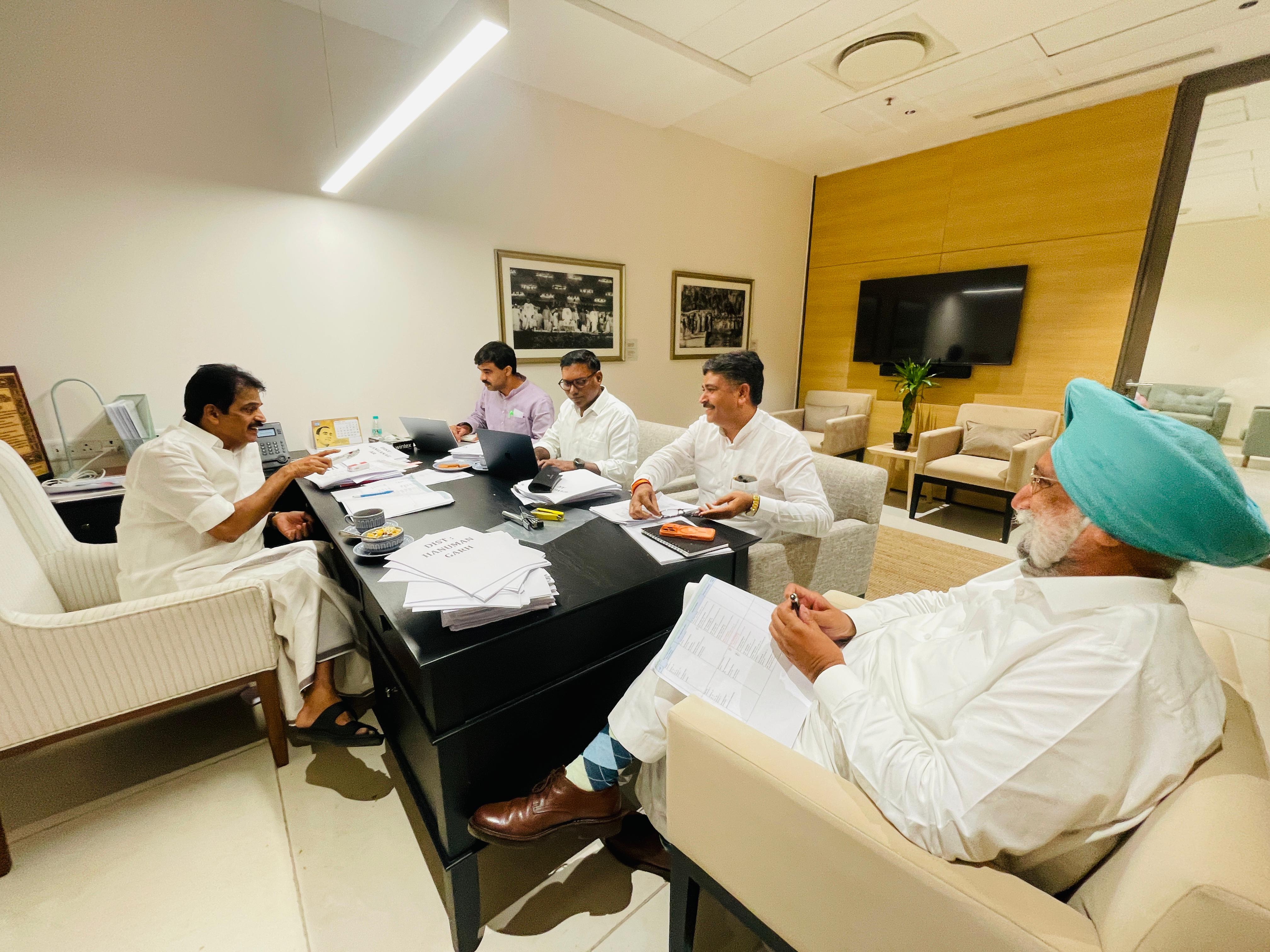 दिल्ली में केसी वेणुगोपाल से प्रदेश प्रभारी सुखजिंदर सिंह रंधावा, नेता प्रतिपक्ष टीकाराम जूली ने जिलाध्यक्षों के नामों को लेकर चर्चा की।