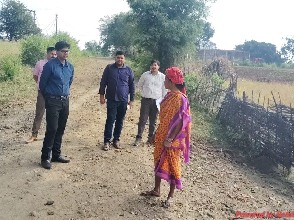 गांव की समस्याओं को लेकर महिला से बात करते सीईओ।