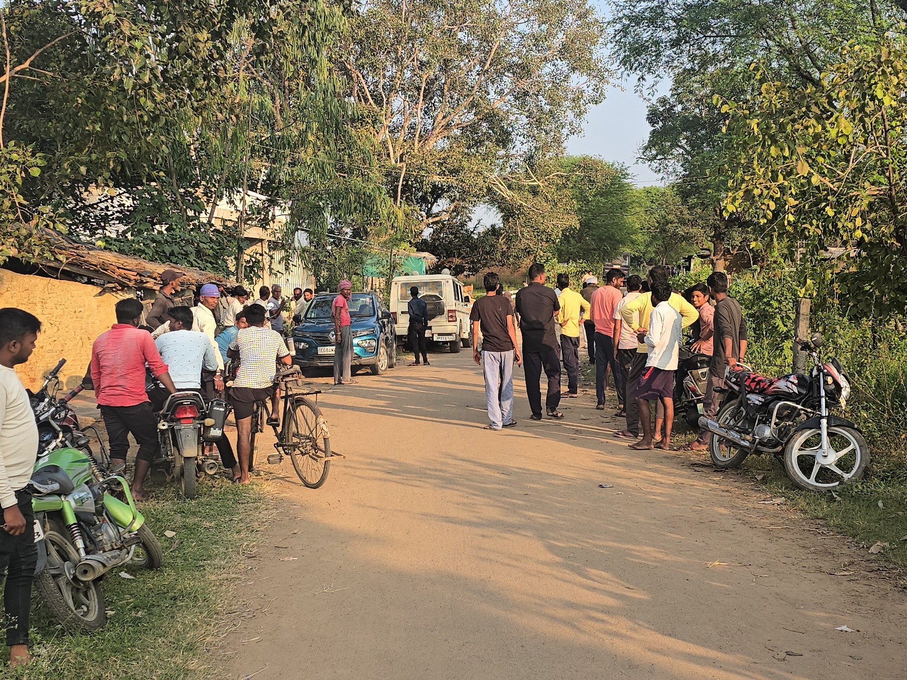 गांव में शुक्रवार को भी पुलिस बल तैनात था।