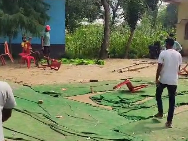मारपीट के दौरान कुर्सियां तोड़ दी गईं।