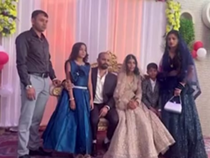 अमित पंघाल की सगाई में आशीर्वाद देते हुए परिजन।