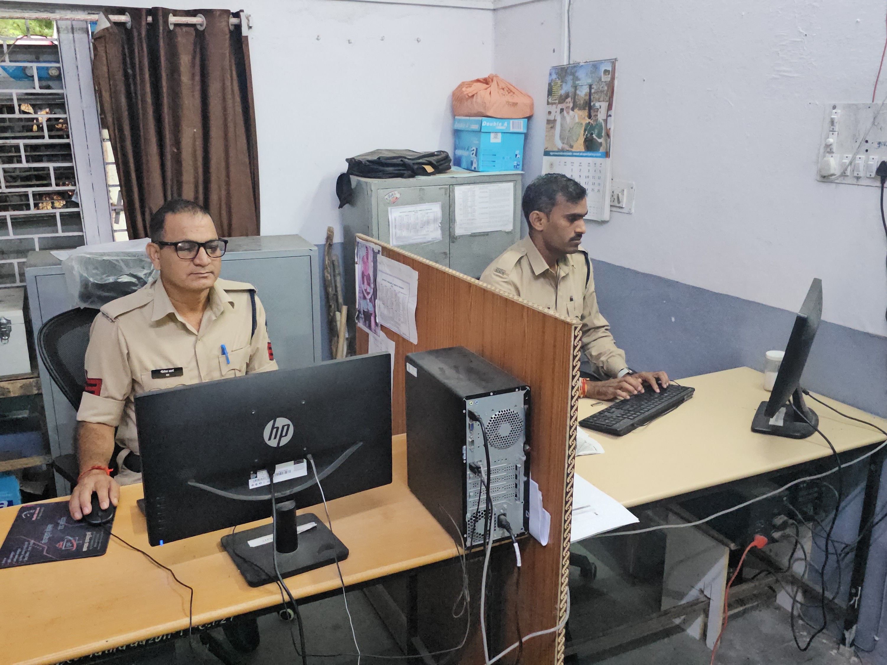 थाने में काम करते पुलिसकर्मी।