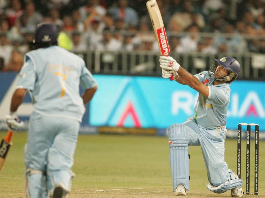 तस्वीर 19 सितंबर 2007 की है। युवराज सिंह ने इंग्लैंड के खिलाफ 12 बॉल पर हाफ सेंचुरी लगाई थी। - Dainik Bhaskar