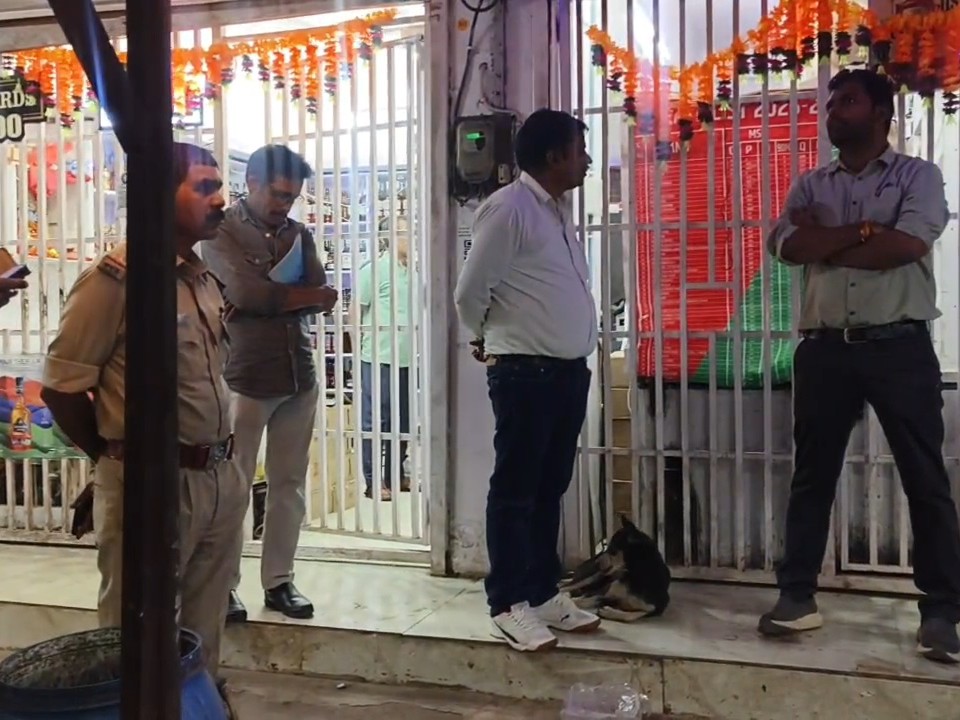 पुलिस टीम शाम को अधिकारियों के साथ शराब दुकान पहुंची थी।