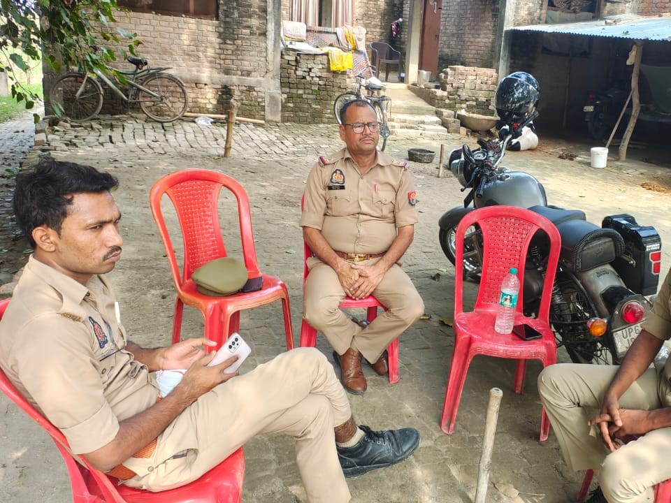 गांव में पुलिस तैनात कर दी गई है।