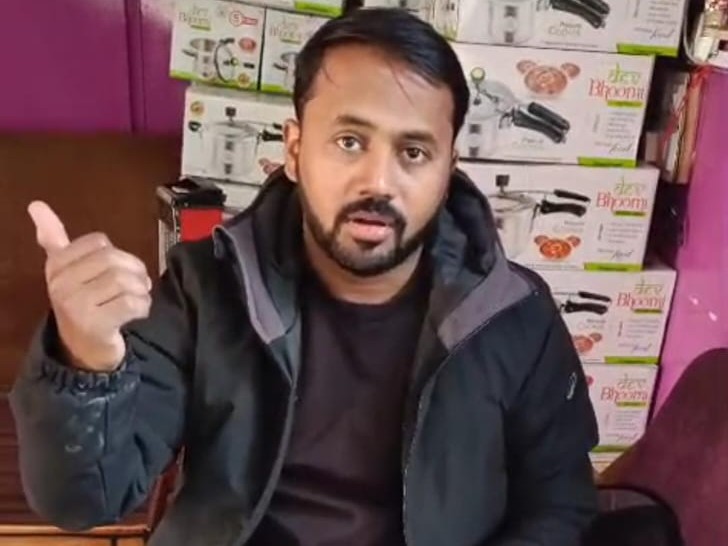 मुंबई से मनाली घूमने आए श्रीकांत वशिष्ठ।