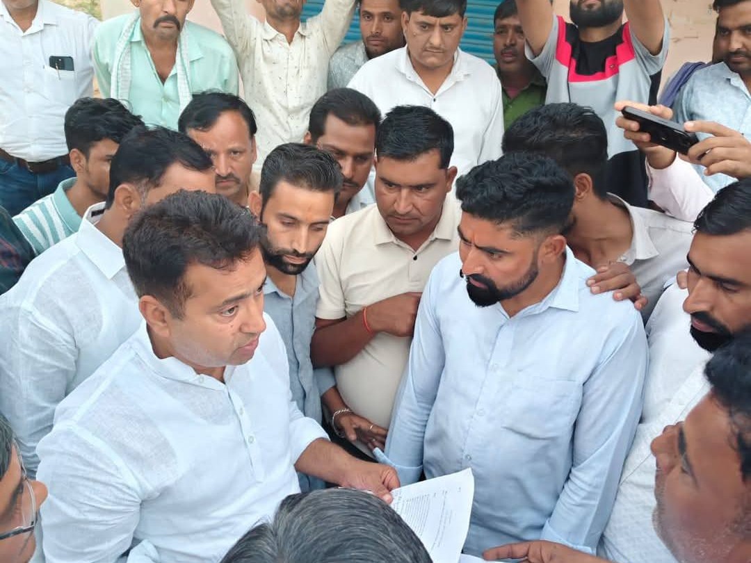 तेहनदेसर के जवान ओमप्रकाश की प्रतिमा बनाने और स्कूल के नाम पर करने की मांग की।