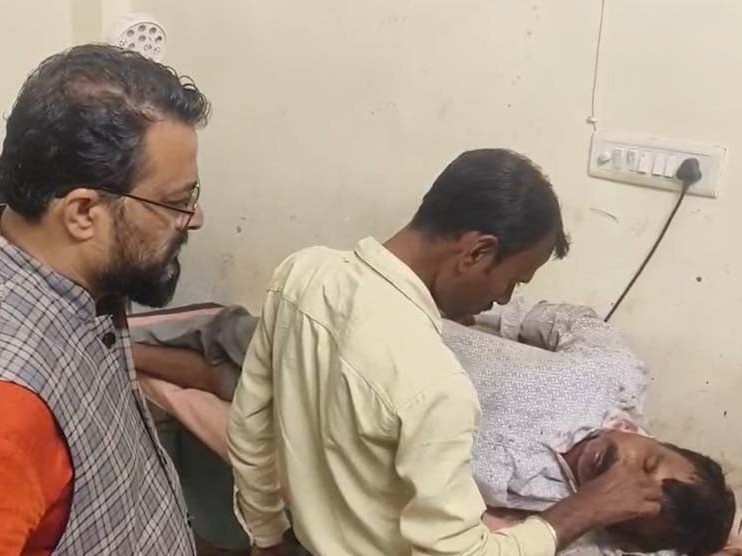 अस्पताल में एडमिट घायल ट्रक चालक।