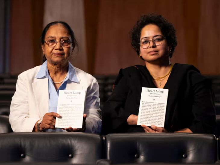 हार्ट लैंप किताब के साथ बानू मुश्ताक (बाएं) और दीपा भष्ठी (दाएं)।