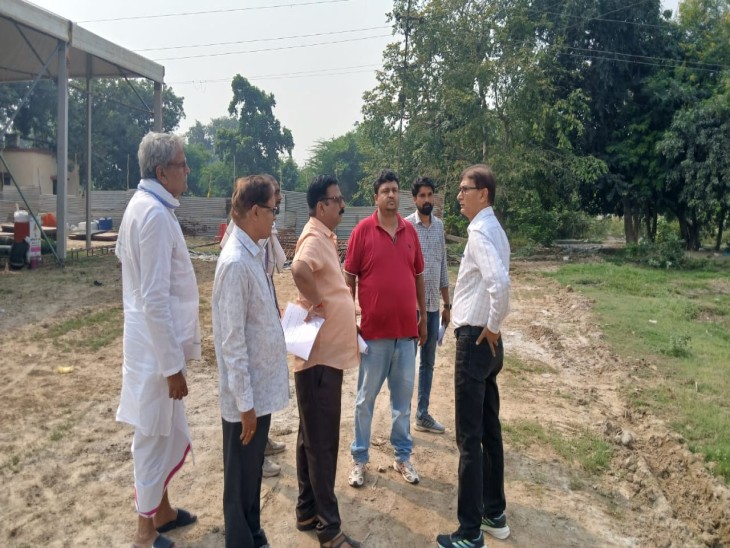 उत्तर प्रदेश ब्रज तीर्थ विकास परिषद के मुख्य कार्यपालक अधिकारी श्याम बहादुर सिंह ने शुक्रवार देर शाम धौली प्याऊ स्थित रेलवे ग्राउंड पर ब्रज रज उत्सव की तैयारियों का निरीक्षण किया