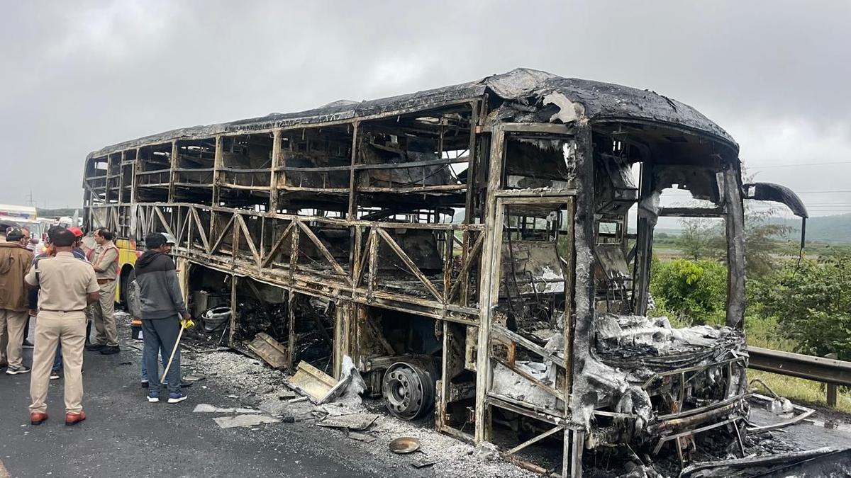 बस में लगी आग बुझने के बाद की तस्वीर। हादसे के बाद से ड्राइवर-क्लीनर लापता हैं।