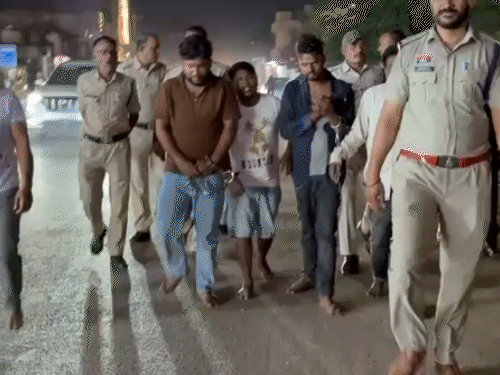 घटना वाले इलाके में पुलिस ने सभी बदमाशों का जुलूस निकाला।