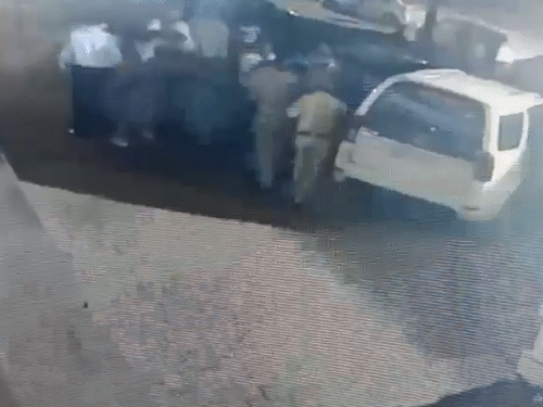 आरोपी को पकड़कर थाने ले जाती पुलिस।