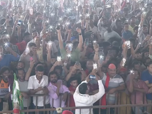 समस्तीपुर में PM ने लोगों से फ्लैश लाइट जलवाकर पूछा, इतनी रोशनी में भी लालटेन की जरूरत है क्या।