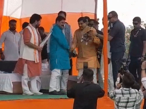 मंच पर सीएम मोहन यादव का कार्यकर्ताओं ने स्वागत किया।